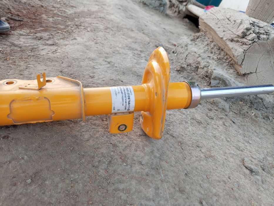 Amartizator sotiladi lada vesta.. Yap yangi faqat lada vesta oʻz