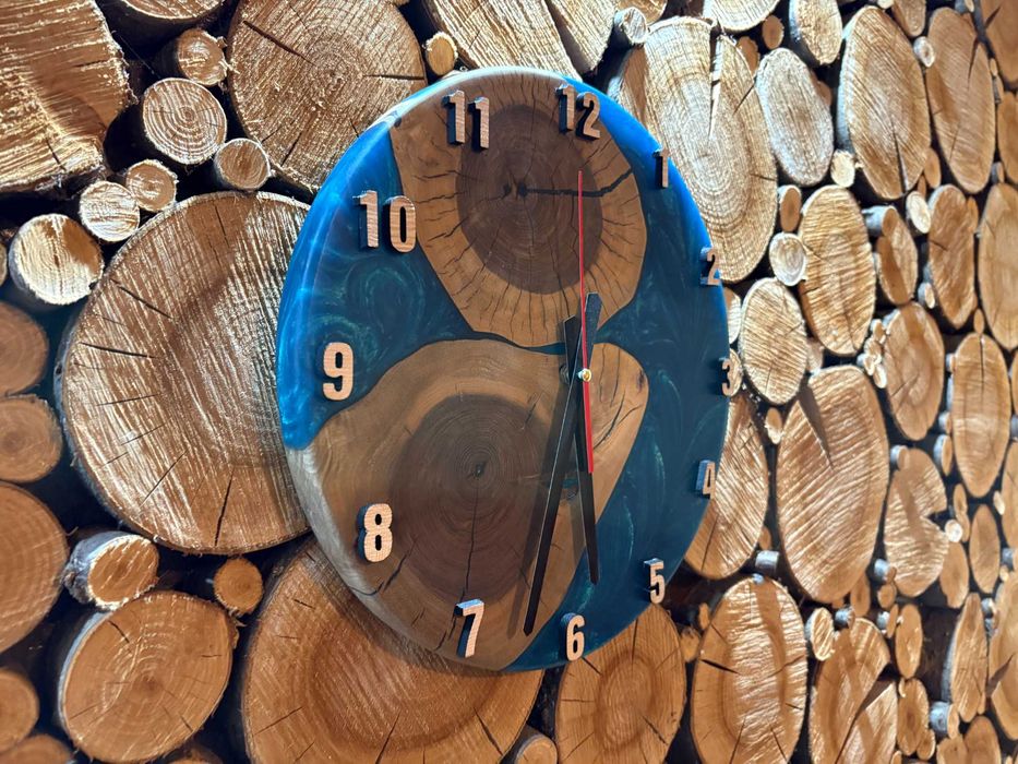 Ceas de perete rasina apoxidica turquaz si lemn de nuc