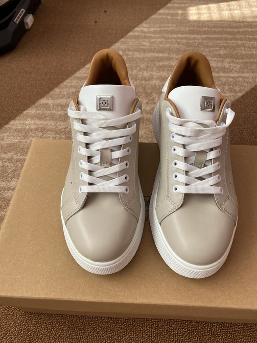 Нови дамски кецове в кутия