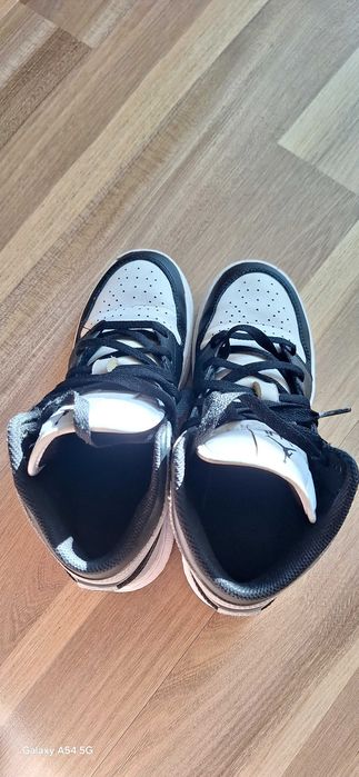 Air Jordan 1 Mid GS "Light Smoke Grey" mărimea 37.5 :•