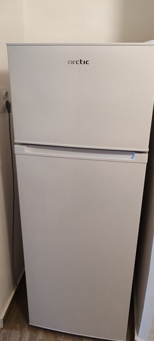 Vând frigider ARCTIC defect.