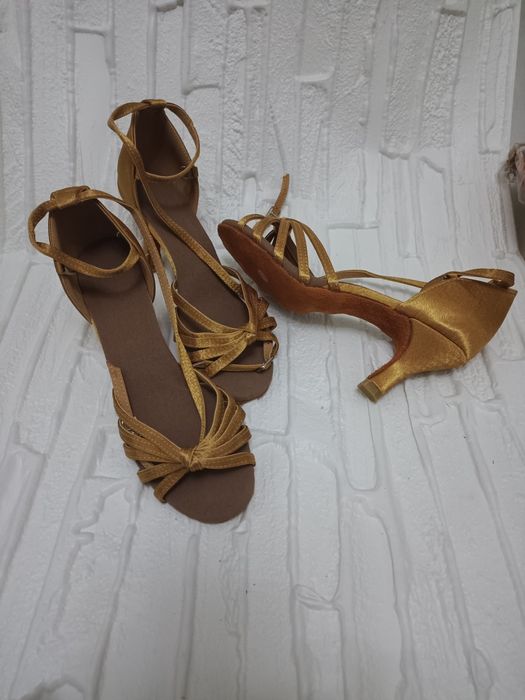 Продам спортивно бальные туфли