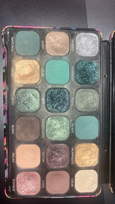 Палитра за сенки Revolution и бронзант на Kiko