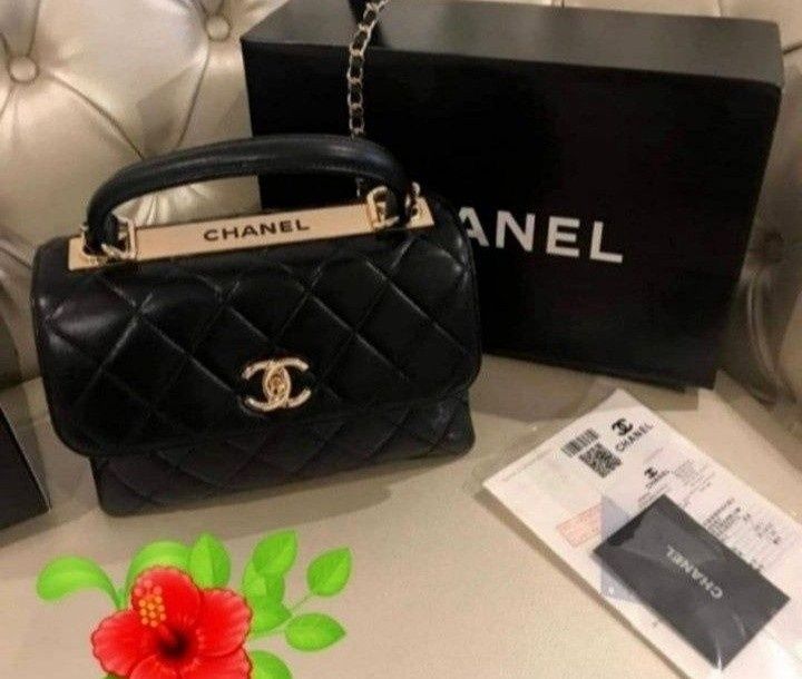 Geanta damă cu maner,logo metalic auriu, saculet inclus, etichetă