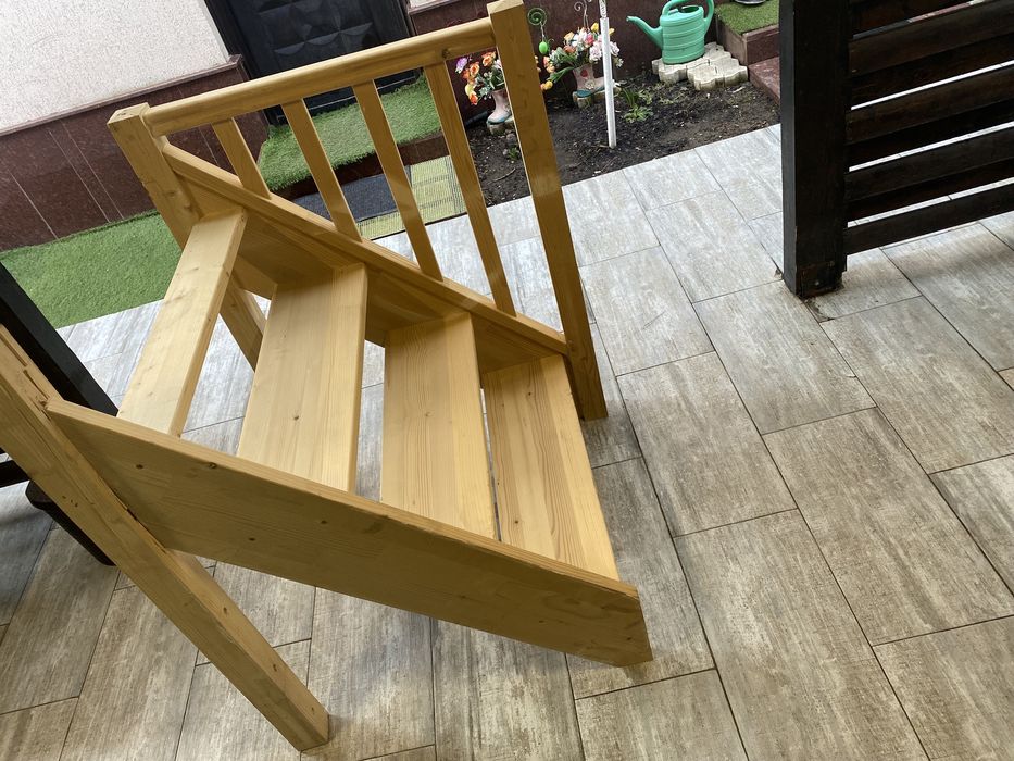 Scara lemn , cu 2 trepte 10 stalpi grosi ,