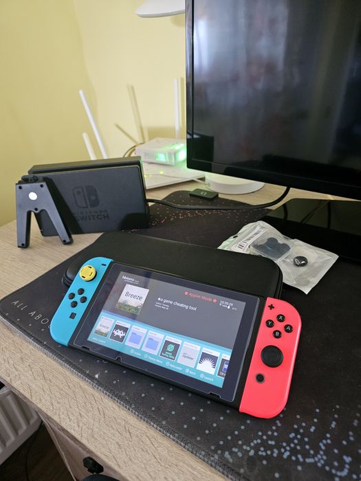 • Vand Nintendo Switch Modat +  Card 128GB + Accesorii