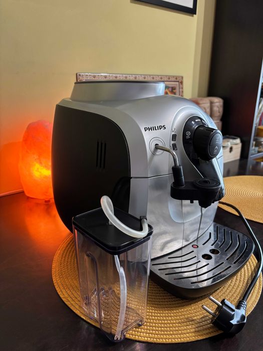 Кафе автомат Philips с капучинатор за приготвяне на капучино