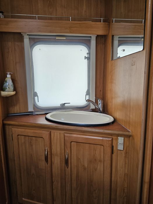 Продавам каравана колчестър 520