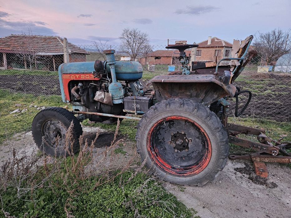 Трактор ДТ20 с хубави гуми чети описането