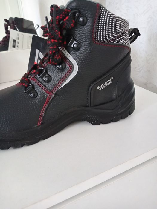 Продам спецботинки новые