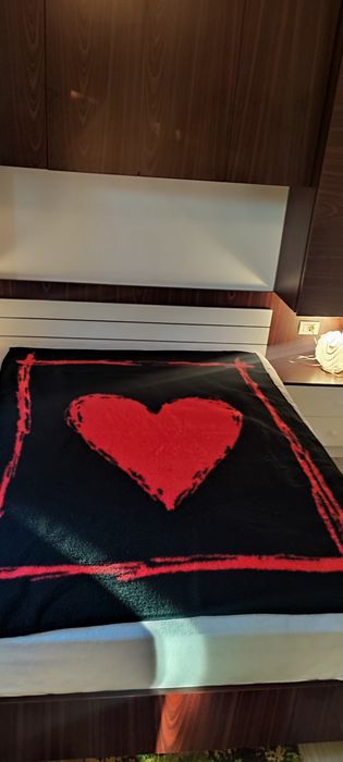 Pătură groasă, 140/190 cm, roșu cu negru, imprimeu inimă