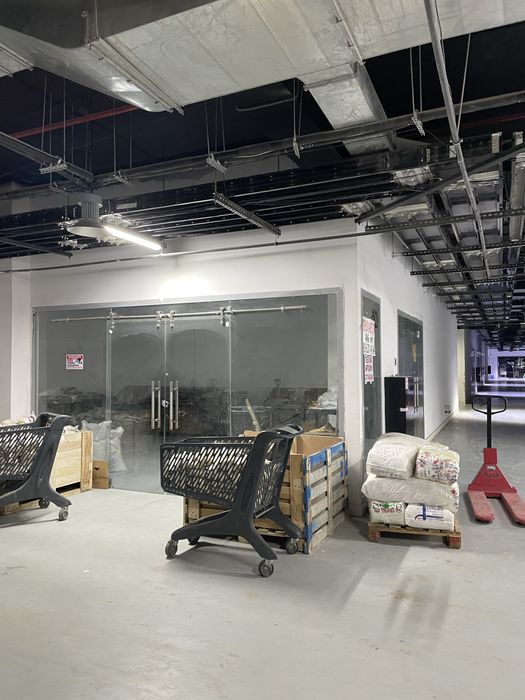 магазин сотилади муллжал бухоро савдо мажмуаси опто гони олдида