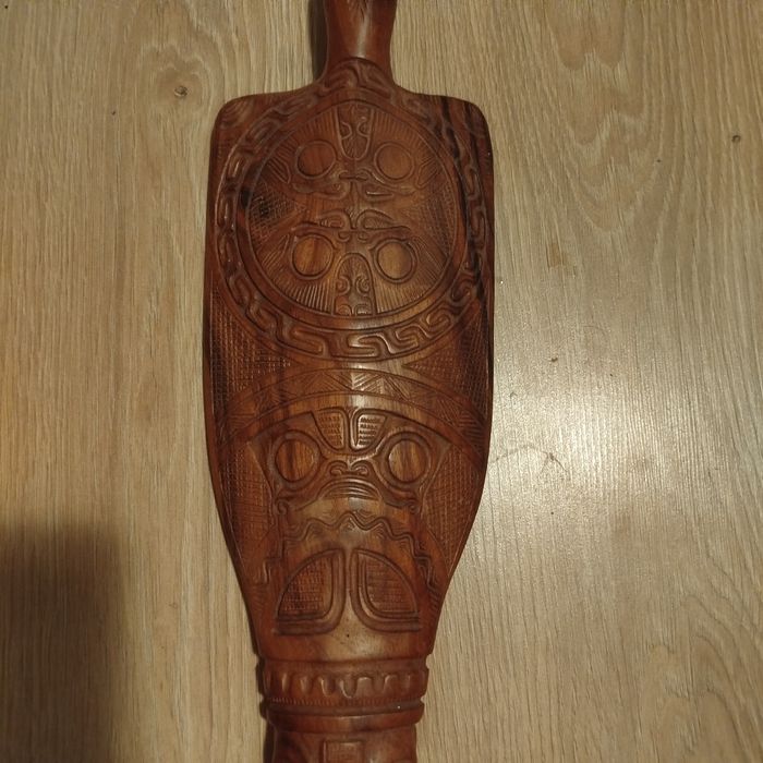 Vâslă sculptată în lemn arta tribala