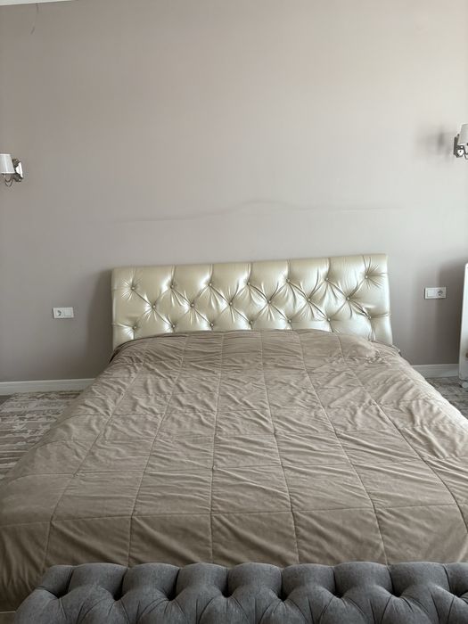 Двухспальная кровать без матраса