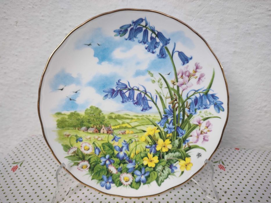 Комплекти от декоративни чинии Royal Albert и други
