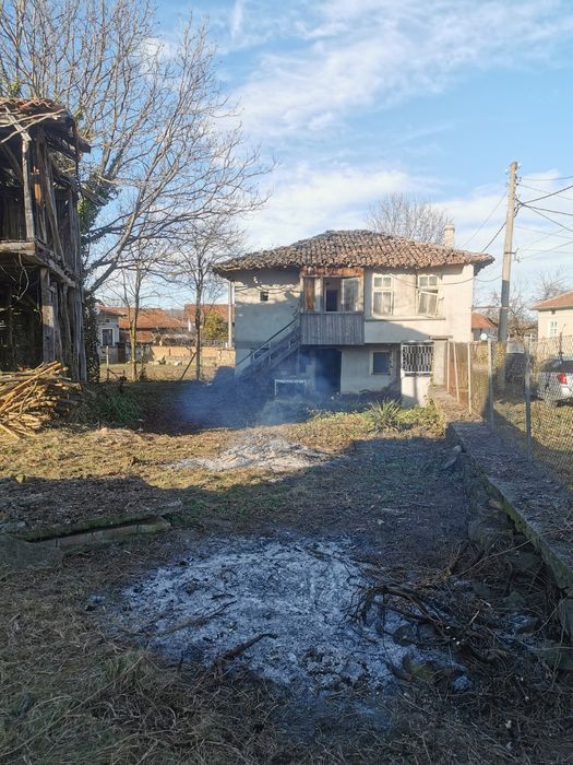 Къща със селскостопанскиа постройка и дворно място 1300кв.м в с. Горна