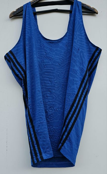 Adidas оригинална дамска рокля М размер