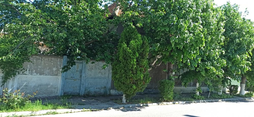 CASĂ de locuit cu teren aferent Sau  Separat teren  intravilan in Drăg