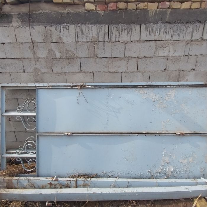 Temir darvoza. Razmeri bo'yi2.80 eni2.60 m.