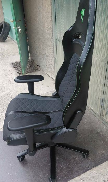 Заглавие: Геймърски стол Razer Enki (Черен със зелен шев) – Отлично състояниеОписание:Продавам висок клас ергономичен геймърски стол Razer Enki.