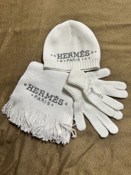 Комплект: шапка ,  шал и ръкавици в бял цвят