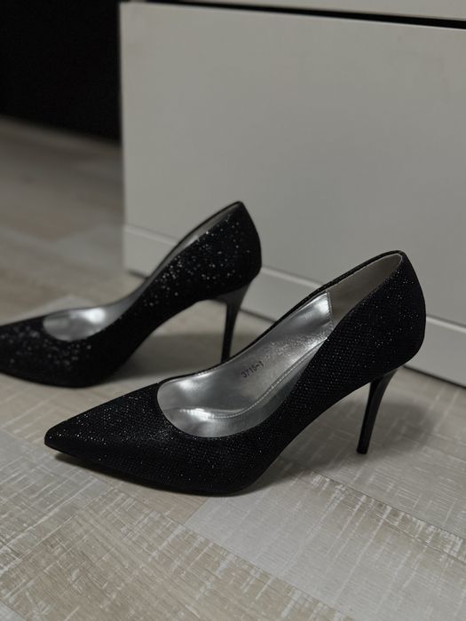 Черни блестящи токчета