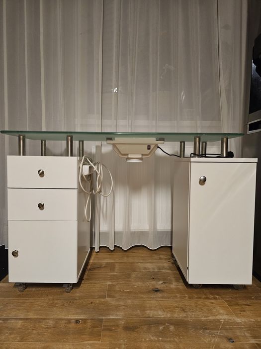 Masă de manichiură cu blat de sticlă- 850lei