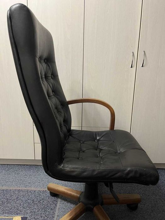 Офисное кресло..