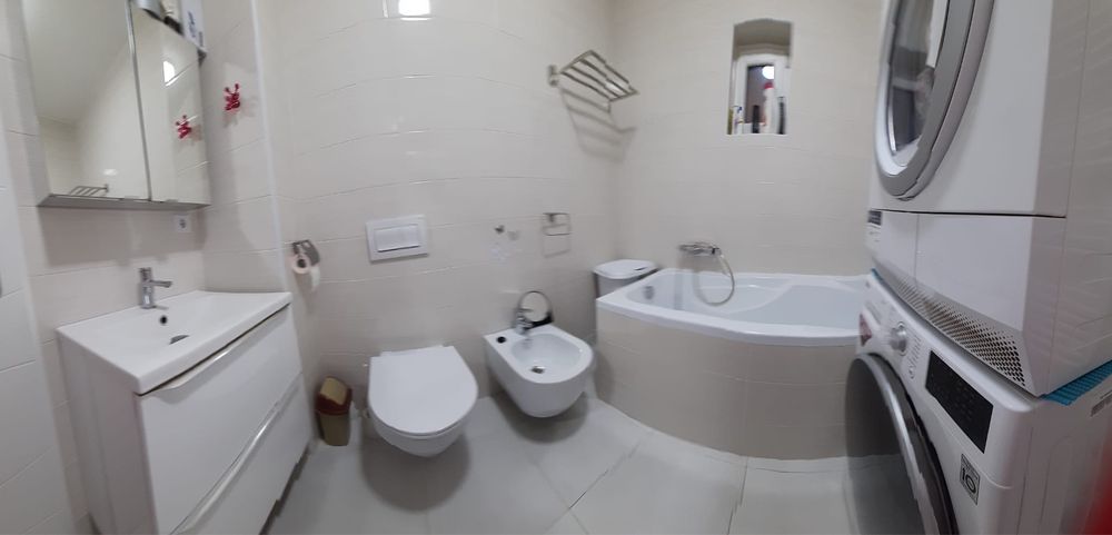 Vand casa cu demisol , parter , mansarda in Dambul Rotund