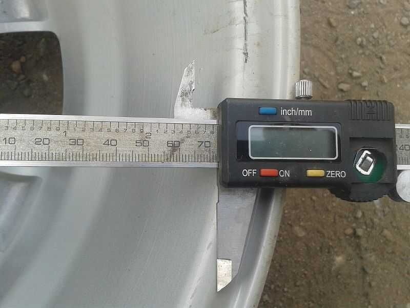 Продам 2 оригинальных легкосплавных диска R15