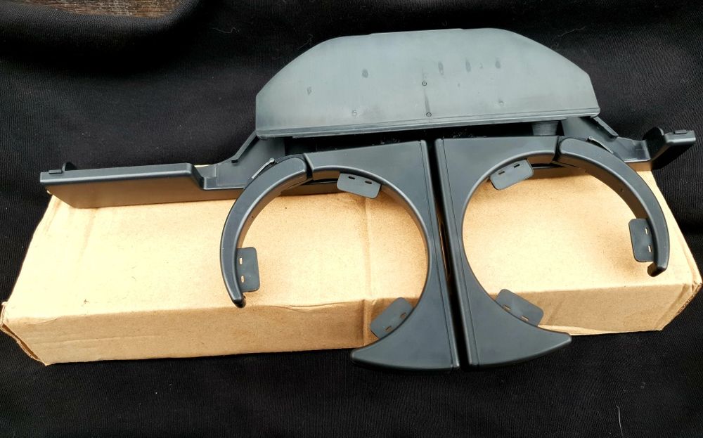 На БМВ Е39 подстаканник, новый..