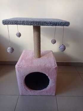 Къщичка за котка с 4-ри топчета за игра