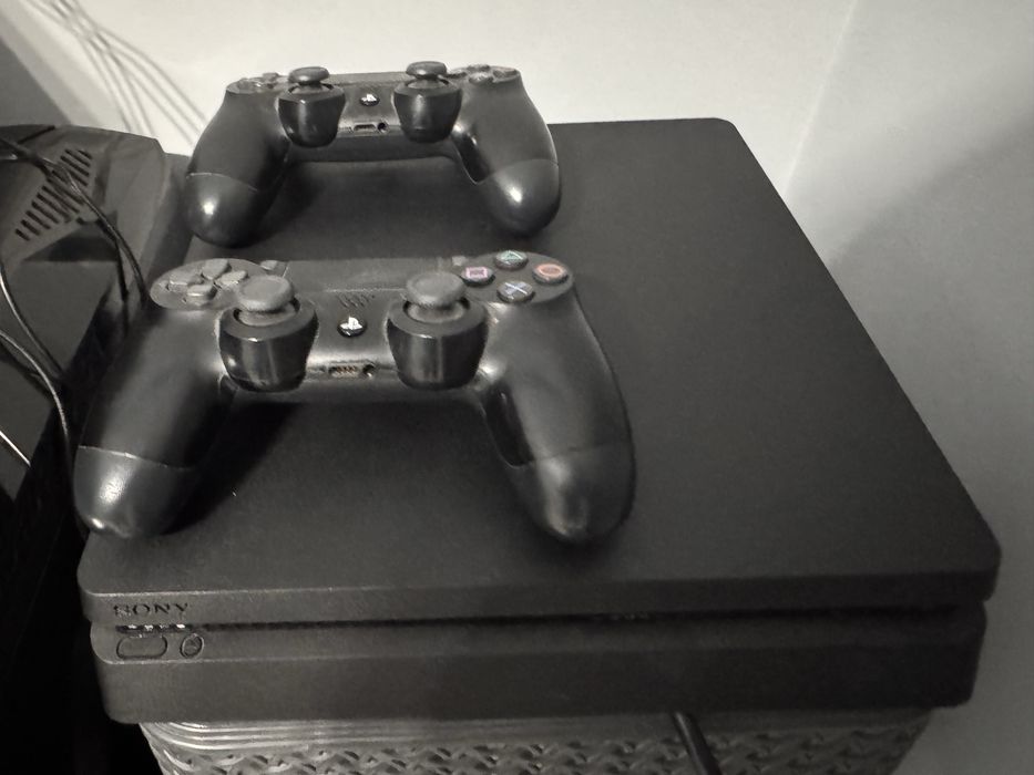 Продавам Ps4 slim 1 tb