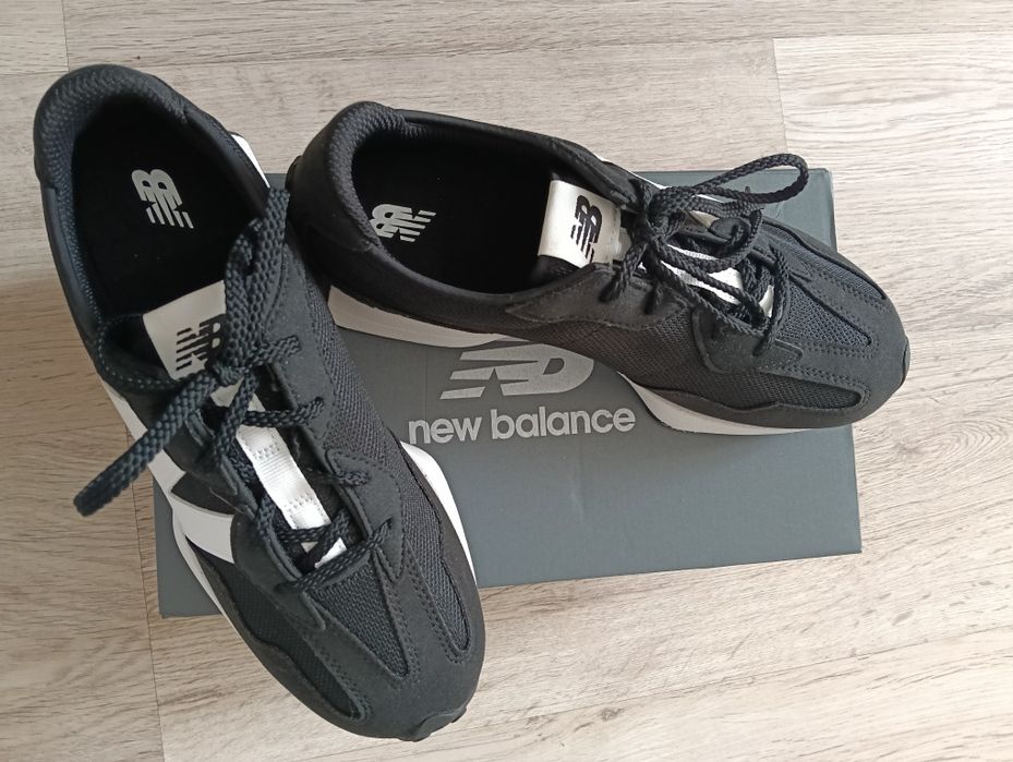 New Balance 327.
