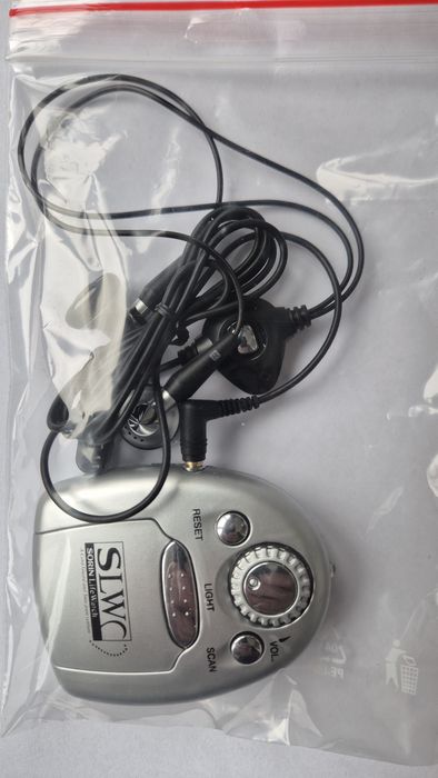 Mini radio portabil FM cu căști 
Descriere: