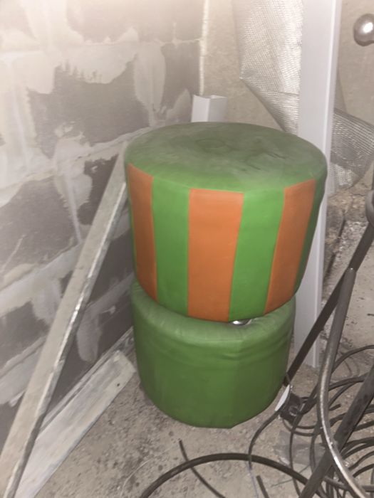Продам стулья и пуфики