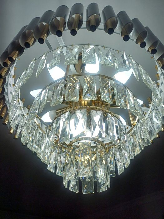 Продам люстру срочно