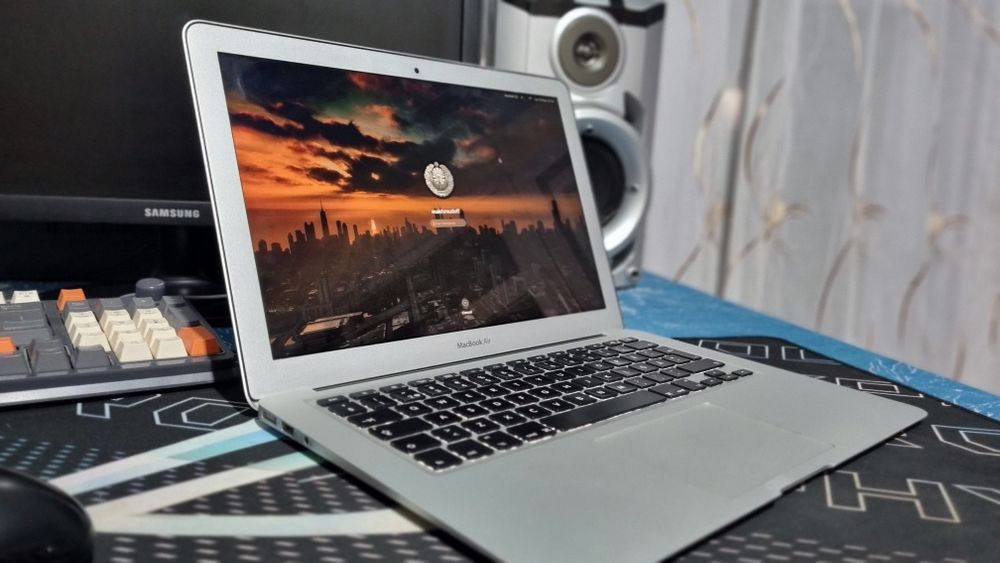 Macbook Air i7 sotiladi