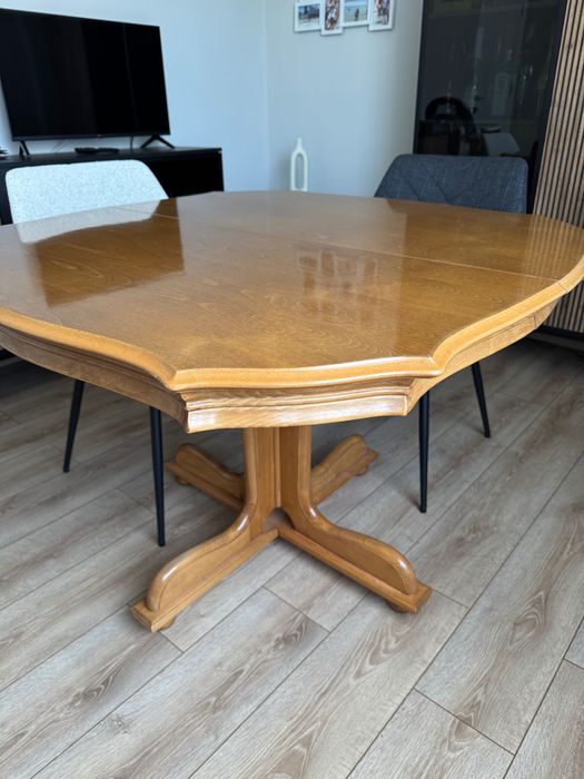 Трапезна маса от масивно дърво