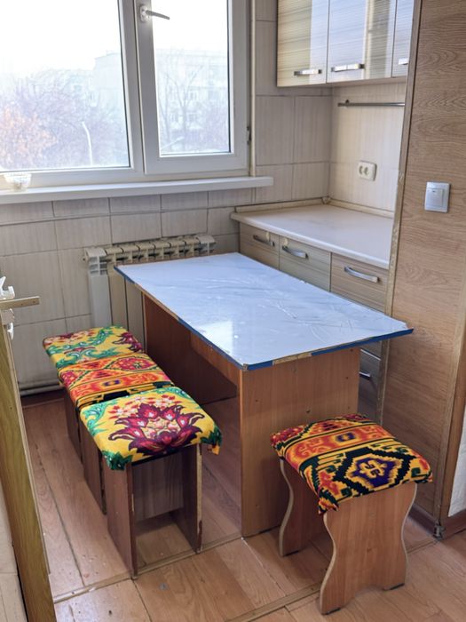 Стол с табуретками