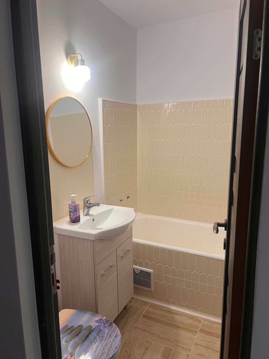 Vand garsoniera,confort 1,compusa din hol, baie, camera ,bucatarie si balcon izolat si inchis cu termopan ,etaj 4 ,str. Poetului, partial renovata,