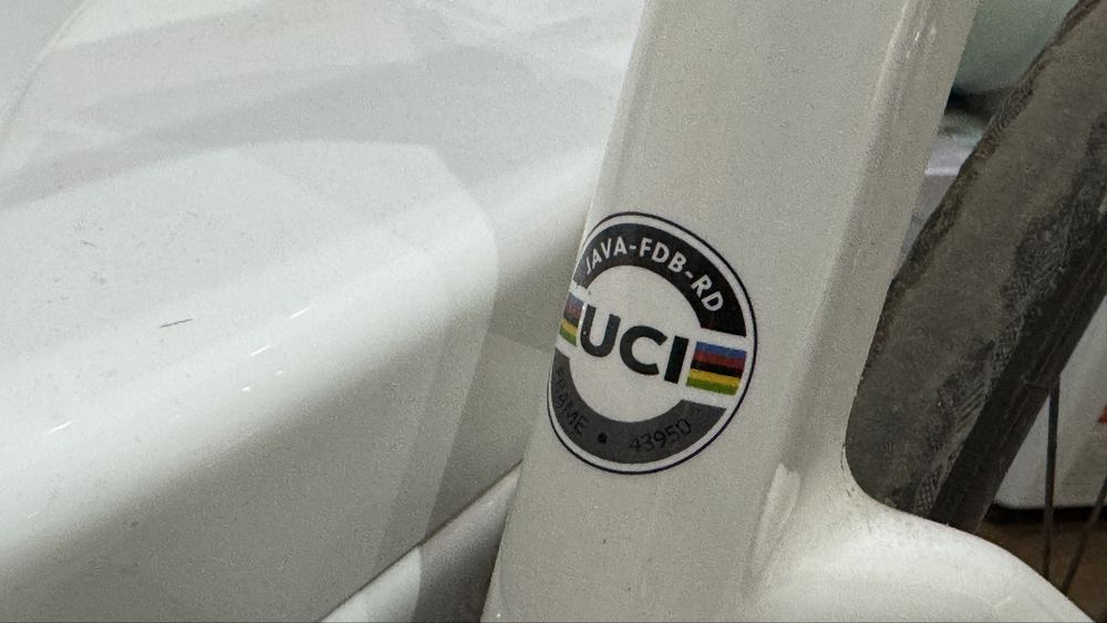 Продам карьоновый шоссейный велосипед