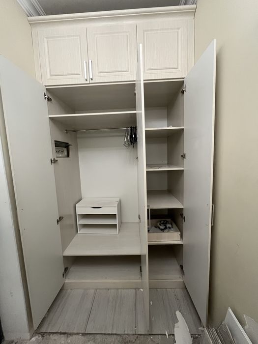 Шифонер трехстворчатый с зеркалом