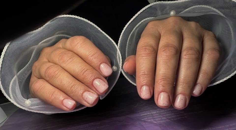 Unghii cu gel și ojă semi