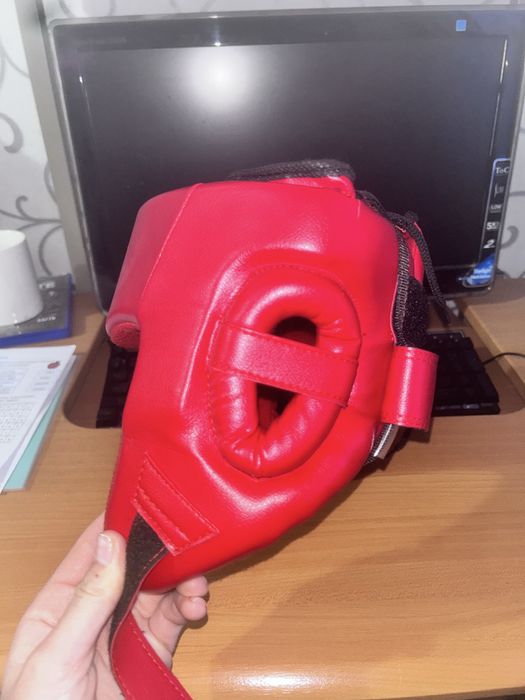 Шлем и перчатки для бокса