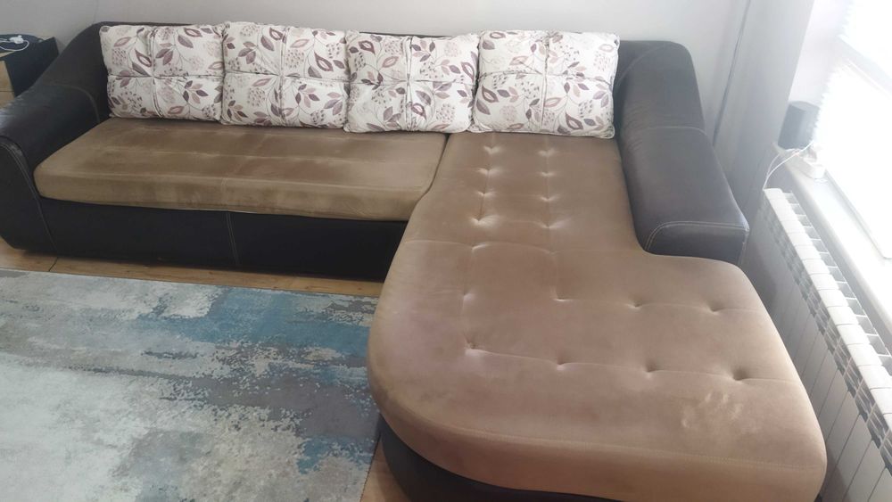 Ьглов диван с лежанка и функция за спане.