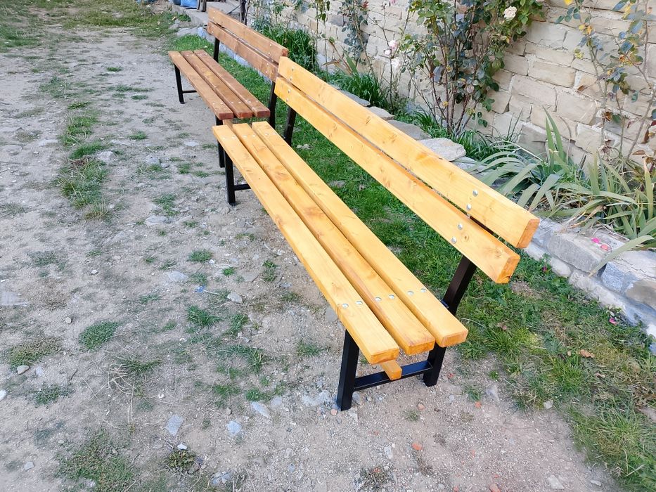 Пейка от прахово боядисан метален профил и иглолистна дървесина.