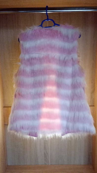 Елек в розаво и бяло