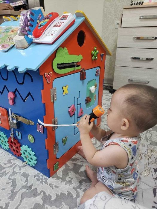 Бизидомик размером 51*51*67 см. Бизиборд. Развивает мелкую моторику.