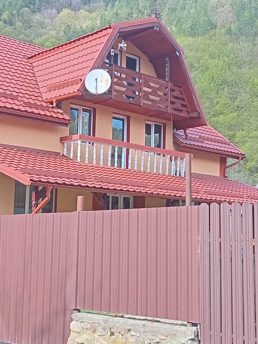 Casa spatioasa de vanzare ideala pentru locuit sau pensiune zona de munte Mărisel